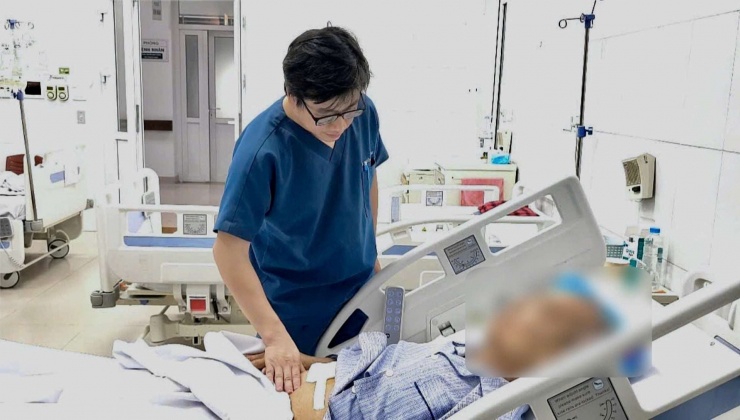 Các bác sĩ khám cho bệnh nhân. Ảnh BVCC