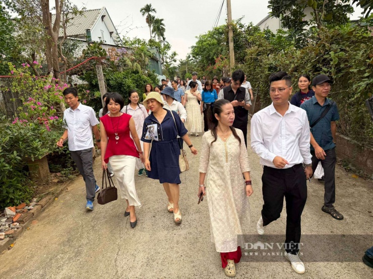 Doanh nghiệp lữ hành cùng Sở Du lịch Hà Nội, lãnh đạo UBND xã Yên Bài (Hà Nội) khảo sát các khu nghỉ dưỡng, điểm đến, khu du lịch sinh thái trên xã Yên Bài ngày 16/4. Ảnh: Huy Hoàng