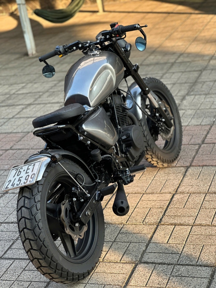 &nbsp;Phía sau, phần cốp cũng được chế tác thủ công đồng bộ với tổng thể, kết hợp cùng yên solo kiểu bobber.&nbsp;