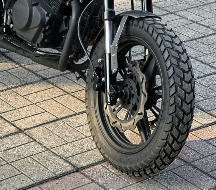 Bộ mâm đi kèm lốp gai bản lớn.&nbsp;