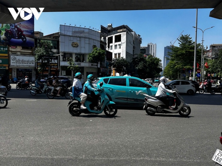 Việc chuyển đổi xe xanh đã góp phần giảm lượng khí thải, hỗ trợ giảm sử dụng nhiên liệu hóa thạch cũng như tiến tới thực hiện các mục tiêu chuyển đổi xanh, bền vững hơn.&nbsp;