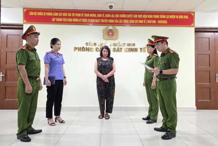 Cơ quan điều tra thi hành các quyết định tố tụng đối với Ngô Thị Nhự. Ảnh: Công an tỉnh Quảng Ninh