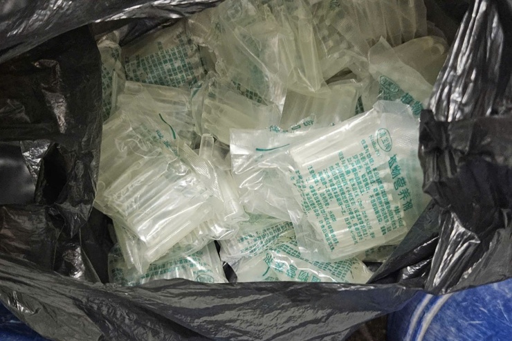 Các gói bột, tuyp chứa hoá chất cấm 6-benzylaminopurrine. Ảnh: Công an tỉnh Quảng Ninh