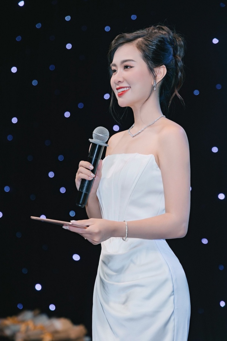 &nbsp;Lê Hà Phương còn là MC song ngữ.&nbsp;