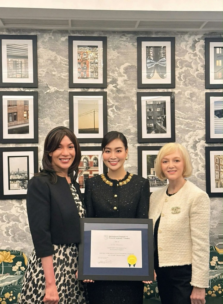 &nbsp;Lê Hà Phương nhận chứng chỉ tại Học viện nghi thức và ngoại giao quốc tế London (Anh).&nbsp;