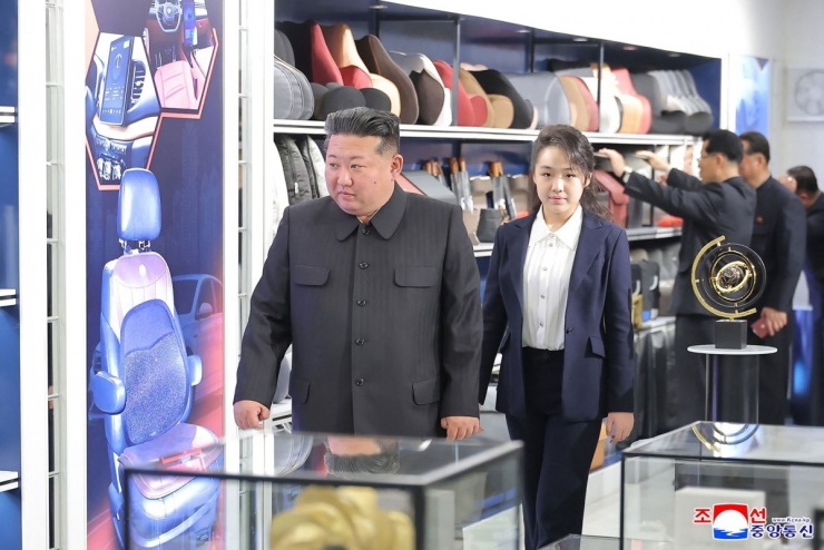 Phong cách chững chạc tuổi 13 của con gái Kim Jong-un - 1