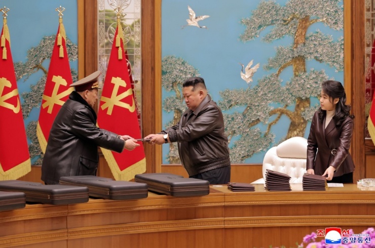 Phong cách chững chạc tuổi 13 của con gái Kim Jong-un - 3