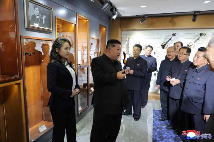 Phong cách chững chạc tuổi 13 của con gái Kim Jong-un - 2