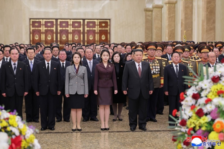 Phong cách chững chạc tuổi 13 của con gái Kim Jong-un - 9