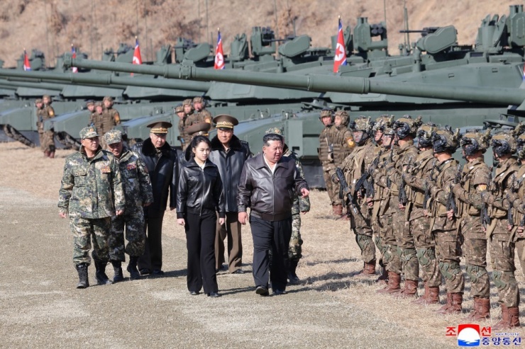 Phong cách chững chạc tuổi 13 của con gái Kim Jong-un - 8