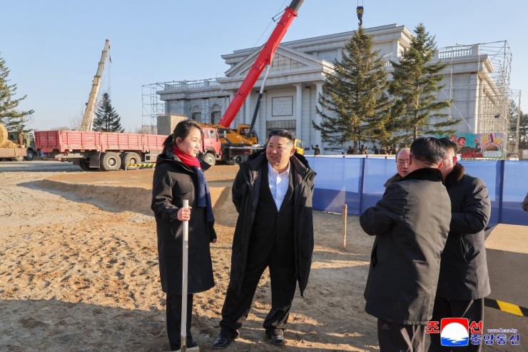 Phong cách chững chạc tuổi 13 của con gái Kim Jong-un - 10