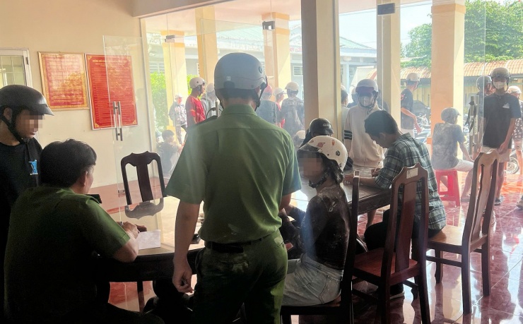 CSGT xử lý 30 thanh thiếu niên tụ tập chạy xe dàn hàng ngang, ném bột trên phố - 1