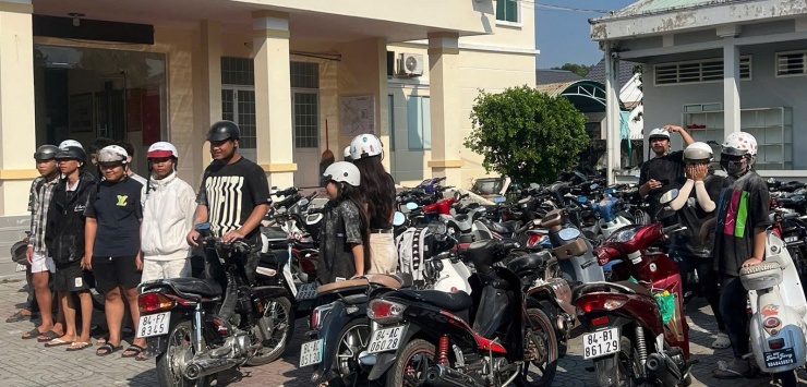 Công an làm việc với nhóm thanh thiếu niên chạy xe máy đùa giỡn, ném bột vào người đi đường. Ảnh: CACC