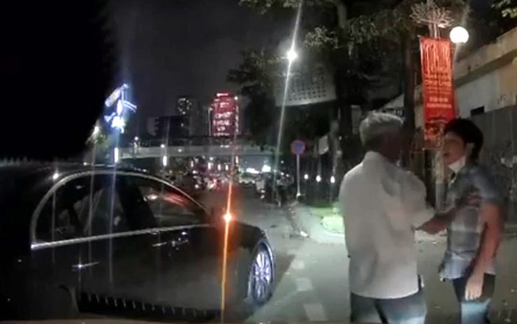 Tạm giữ người đàn ông lái Mercedes chặn ô tô, đánh tài xế sau va chạm ở Hà Nội - 3