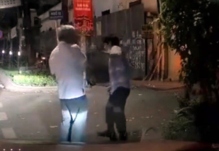 Ông Ngân đánh tài xế sau va chạm giao thông. Ảnh: Cắt từ clip
