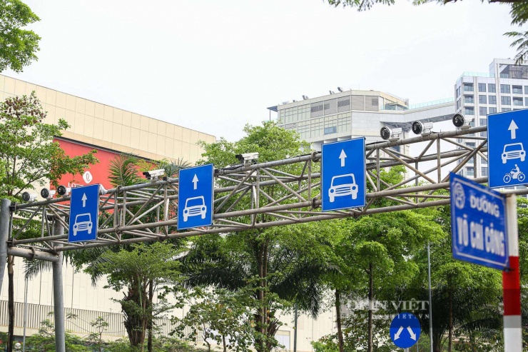 Cơ quan chức năng đã lắp đặt 8 camera AI ở chiều đường từ cầu Nhật Tân đi trung tâm thành phố tại khu vực trước cổng Khu đô thị Nam Thăng Long nằm trên đường Võ Chí Công.