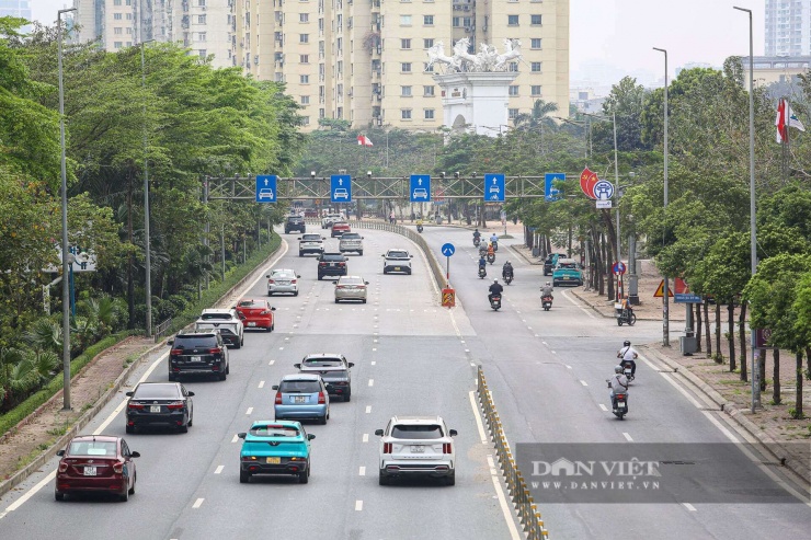 Những ngày gần đây, tuyến đường Võ Chí Công (Hà Nội) trở thành tâm điểm chú ý khi cơ quan chức năng triển khai lắp đặt thêm hệ thống camera AI. Dọc theo tuyến đường, hàng loạt thiết bị được bố trí với mật độ dày đặc nhằm tăng cường khả năng giám sát giao thông.