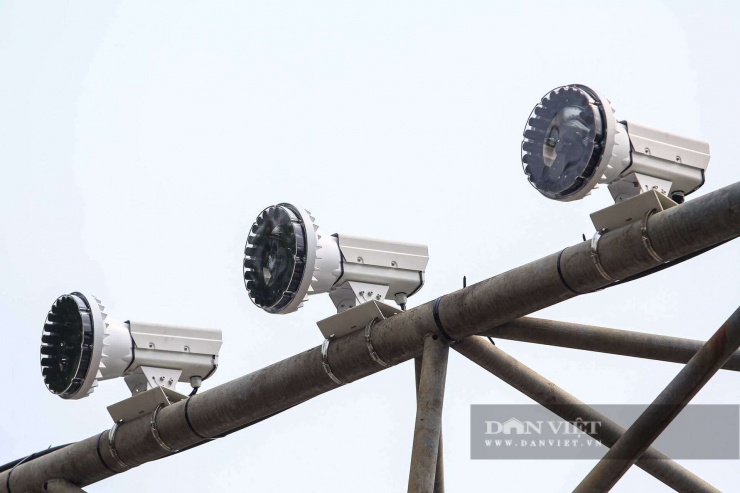 Vào ban đêm, các đèn flash sẽ nháy liên tục theo cài đặt để chụp ảnh. Nhiều người cho biết không khỏi bất ngờ khi đi qua khu vực này.