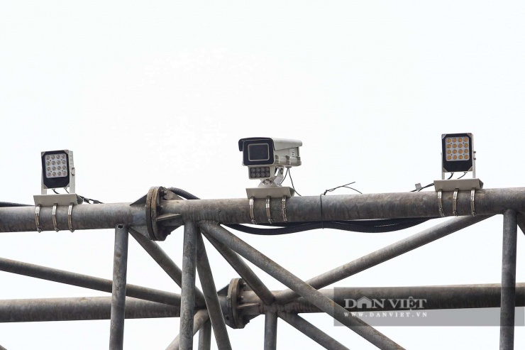 Tại nút giao Võ Chí Công - Xuân La, cơ quan chức năng cũng lắp đặt 2 camera AI.