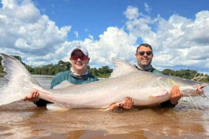 Video: Hai anh em câu được "thuỷ quái" khổng lồ nặng 100kg, dài 2 mét