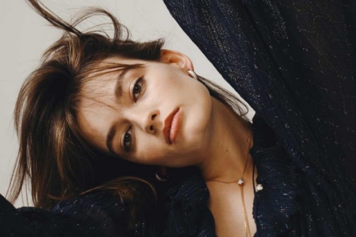 Diễn viên phim Sex Education gợi cảm ở tuổi 30, làn da trắng mịn không tì vết