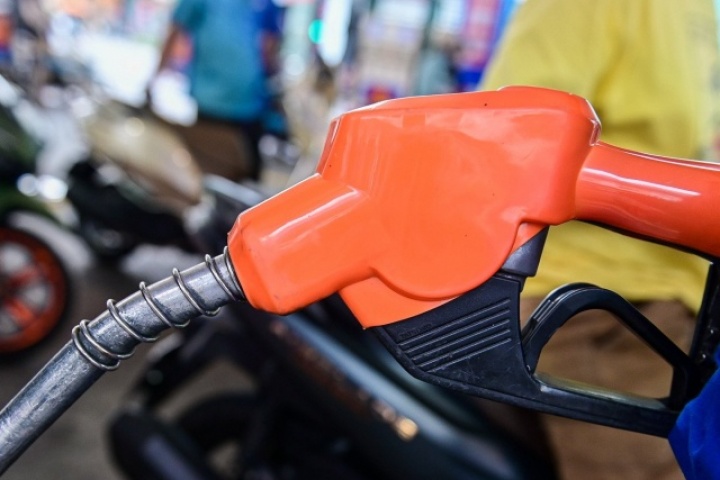 Giá xăng dầu hôm nay 17/4: Dầu thế giới đi lên, trong nước chờ điều chỉnh