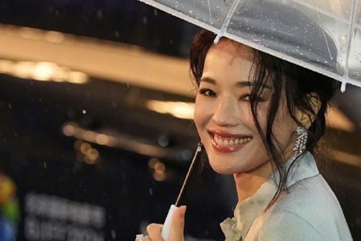 Khoảnh khắc Thư Kỳ che ô đi dưới mưa gây sốt