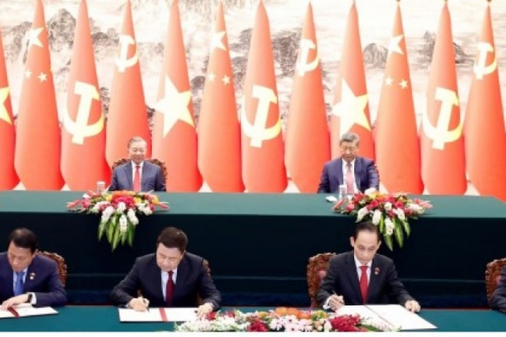 Việt Nam và Trung Quốc ký kết 32 văn kiện hợp tác