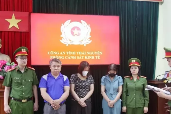 Sau vụ thịt lợn nhiễm dịch tuồn vào trường học, một hiệu trưởng bị bắt