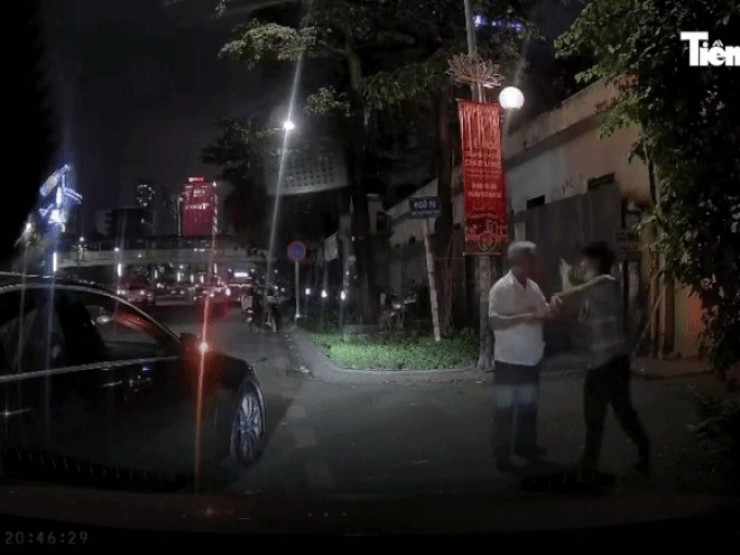 Hà Nội: Tài xế taxi bị người lái xe Mercedes đánh xây xẩm mặt mày sau va chạm giao thông