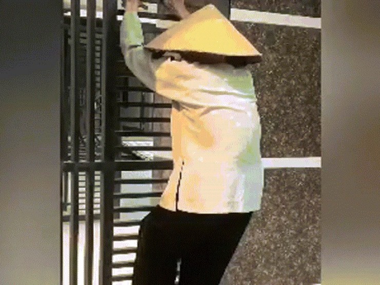 Cụ bà 85 tuổi leo rào sang nhà hàng xóm chơi lúc trưa nắng