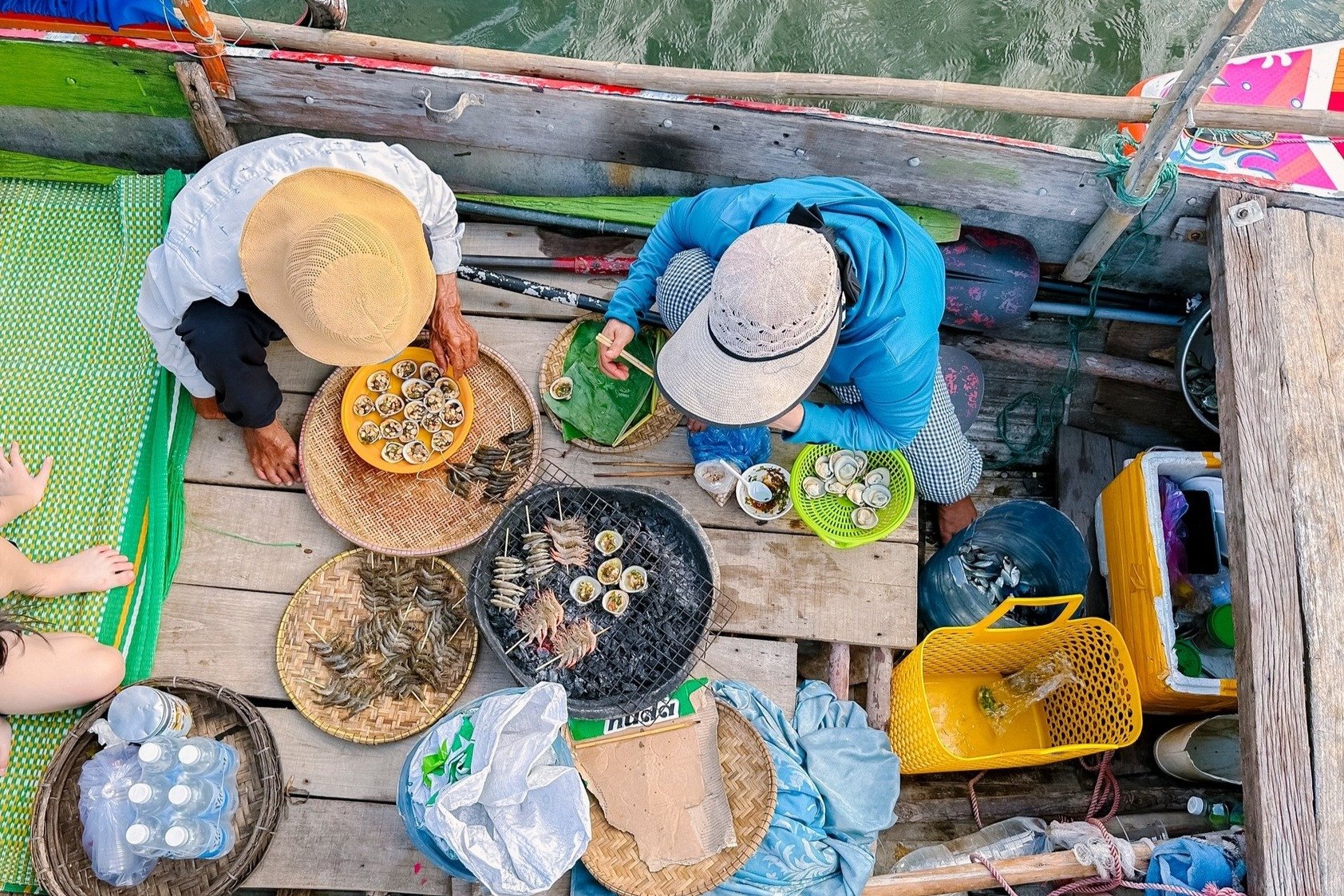 Tour làm ngư dân hấp dẫn du khách mọi lứa tuổi. Ảnh: Huế SSC