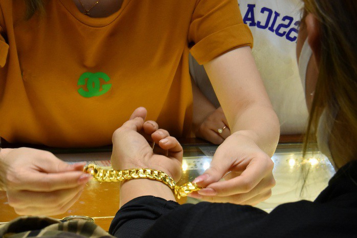 Giá vàng hôm nay tiếp tục đi xuống