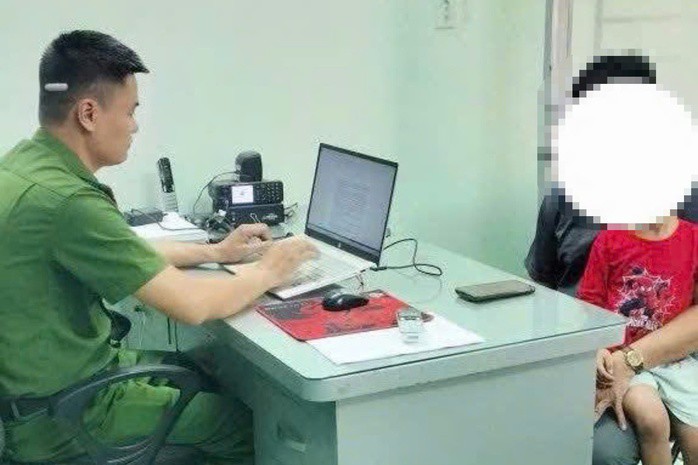 Công an TPHCM xác minh clip người cha dùng dép đánh con. Ảnh: C.A