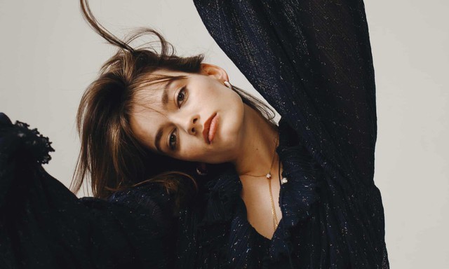 Diễn viên phim Sex Education gợi cảm ở tuổi 30, làn da trắng mịn không tì vết - 1