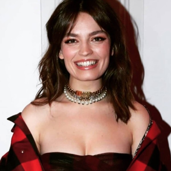 Diễn viên phim Sex Education gợi cảm ở tuổi 30, làn da trắng mịn không tì vết - 9