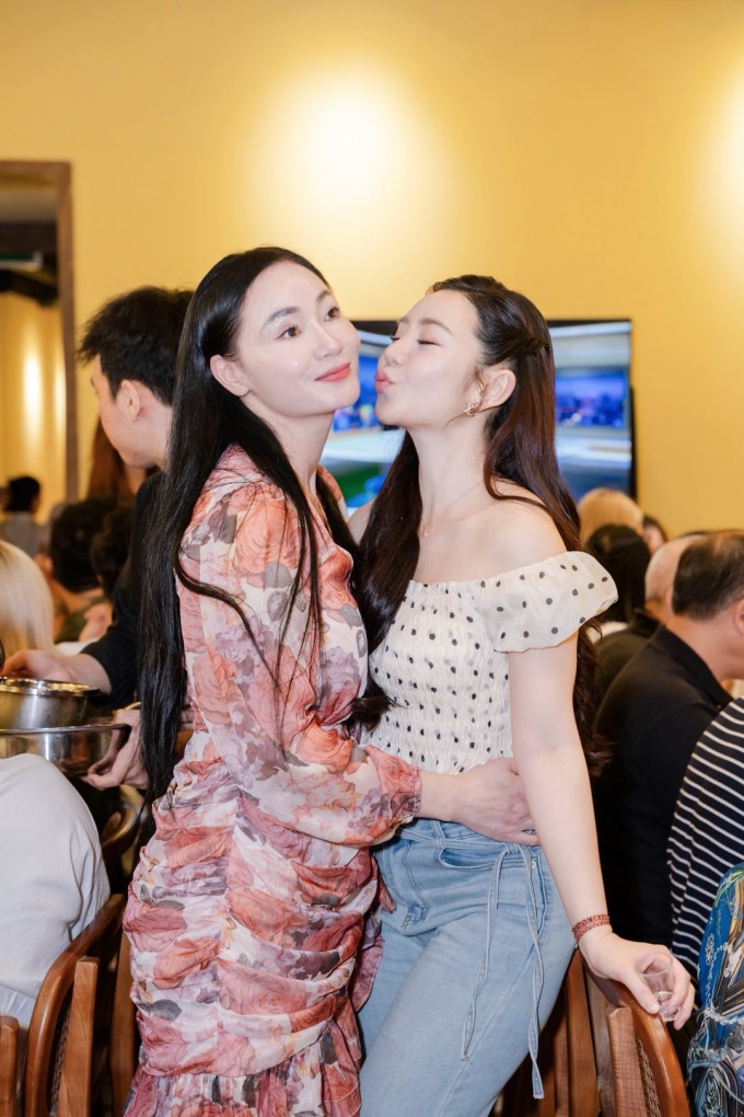 Ảnh sao 17/4: Phương Oanh gọi cặp song sinh là 'phụ bếp nhí bất ổn' - 9