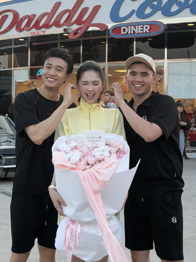 Ảnh sao 17/4: Phương Oanh gọi cặp song sinh là 'phụ bếp nhí bất ổn' - 8