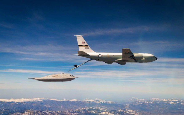 Máy bay ném bom tàng hình B-21 Raider phối hợp cùng máy bay tiếp nhiên liệu trên không ở một địa điểm không được tiết lộ. Ảnh : Không quân Mỹ