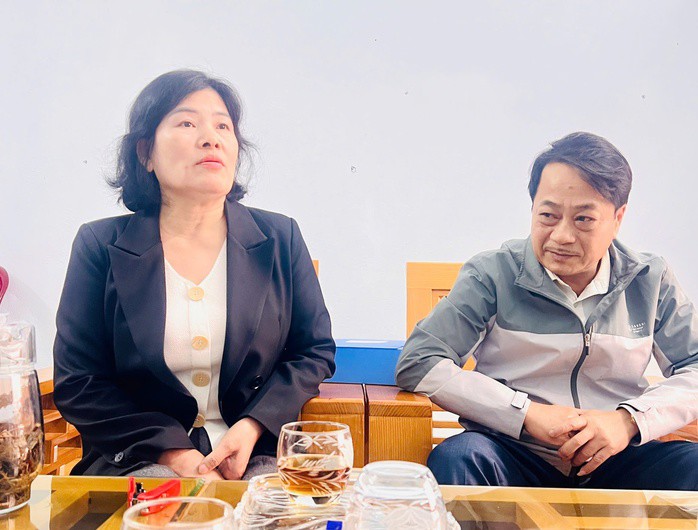 Bà Lê Thị Bích Thủy - Hiệu trưởng và ông Lê Tuấn Hùng - Phó Hiệu trưởng Trường Tiểu học số 2 Thanh Trạch trong buổi trao đổi thông tin với Báo Người Lao Động. (Ảnh Hoàng Phúc)