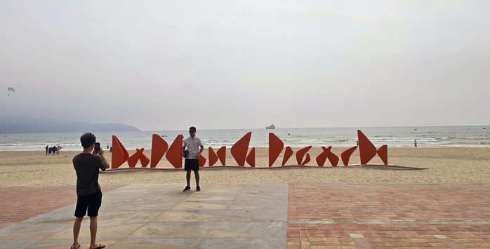 Đà Nẵng nói gì về bộ chữ cách điệu gây tranh luận trên bãi biển? - 1