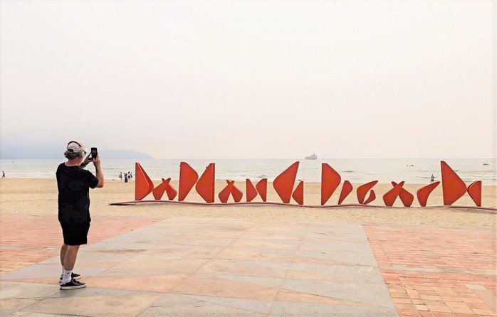 Du khách check-in cùng Da Nang Beach cách điệu vào sáng nay