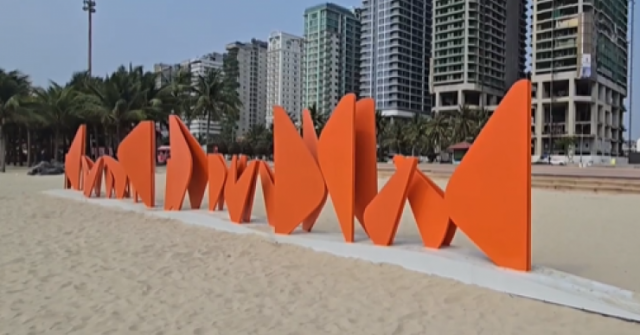 Đà Nẵng nói gì về bộ chữ cách điệu gây tranh luận trên bãi biển?