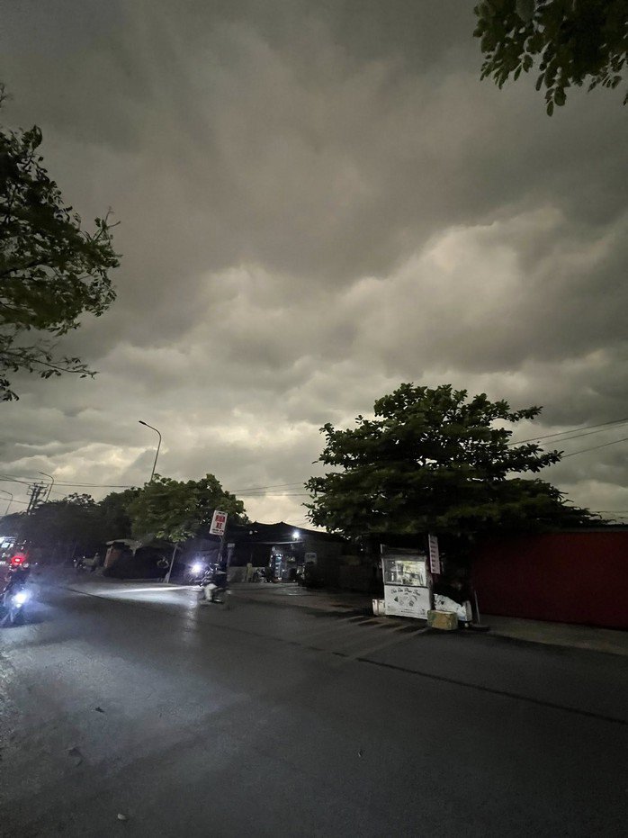 Bầu trời ở TP Hà Nội và một số địa phương bỗng tối sầm vào sáng nay 17-4. Ảnh: OFFB