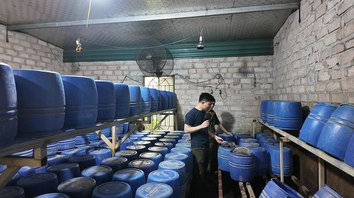 Không gian bên trong xưởng sản xuất giá đỗ tại phường Mạo Khê