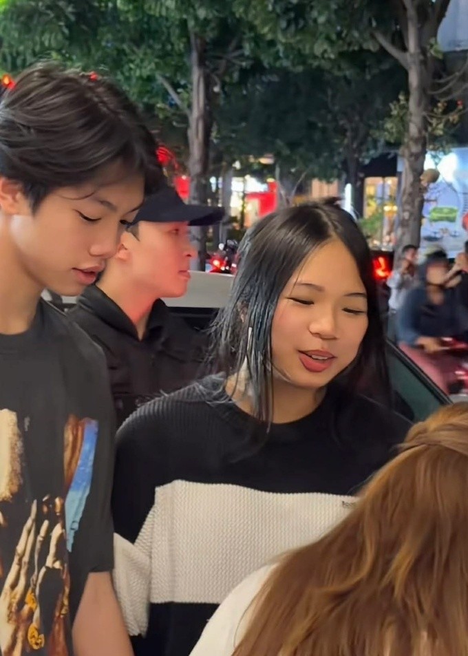 Subeo và bạn gái khi dự sự kiện của mẹ hôm 12/4.