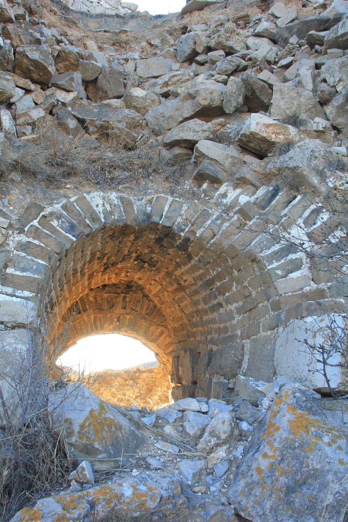 Cánh cổng bí mật của lực lượng "Dạ Bất Thu" thời nhà Minh được phát hiện tại đoạn Vạn Lý Trường Thành Dương Biên - Thủy Đầu thuộc huyện Hoài Lai, Trương Gia Khẩu, tỉnh Hà Bắc. Ảnh: VCG