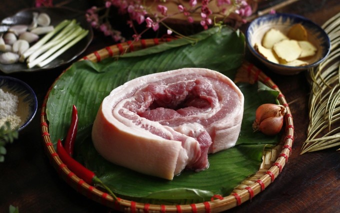 Thịt lợn khỏe mạnh thường có màu đỏ hồng tươi, mỡ trắng, thớ thịt săn chắc và có độ đàn hồi tốt, da không có các đốm bất thường. Ảnh minh họa: Bùi Thủy