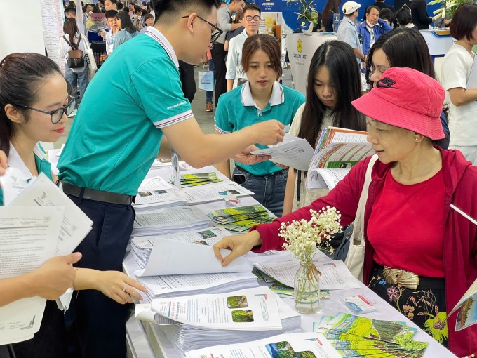 Du khách tìm mua tour tại Hội chợ Du lịch Quốc tế VITM (từ 9 đến 12/4). Ảnh: Daisy Trần