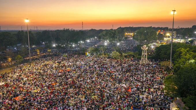 Hơn 300.000 người đổ về chân núi Bà Đen chiều Mùng 4 tết để dự hội xuân, hành hương lẫn tham quan. Họ mang theo thảm, chiếu, đèn, lều và đồ ăn để "cắm trại" dưới chân núi. Ảnh: Nguyễn Minh Tú